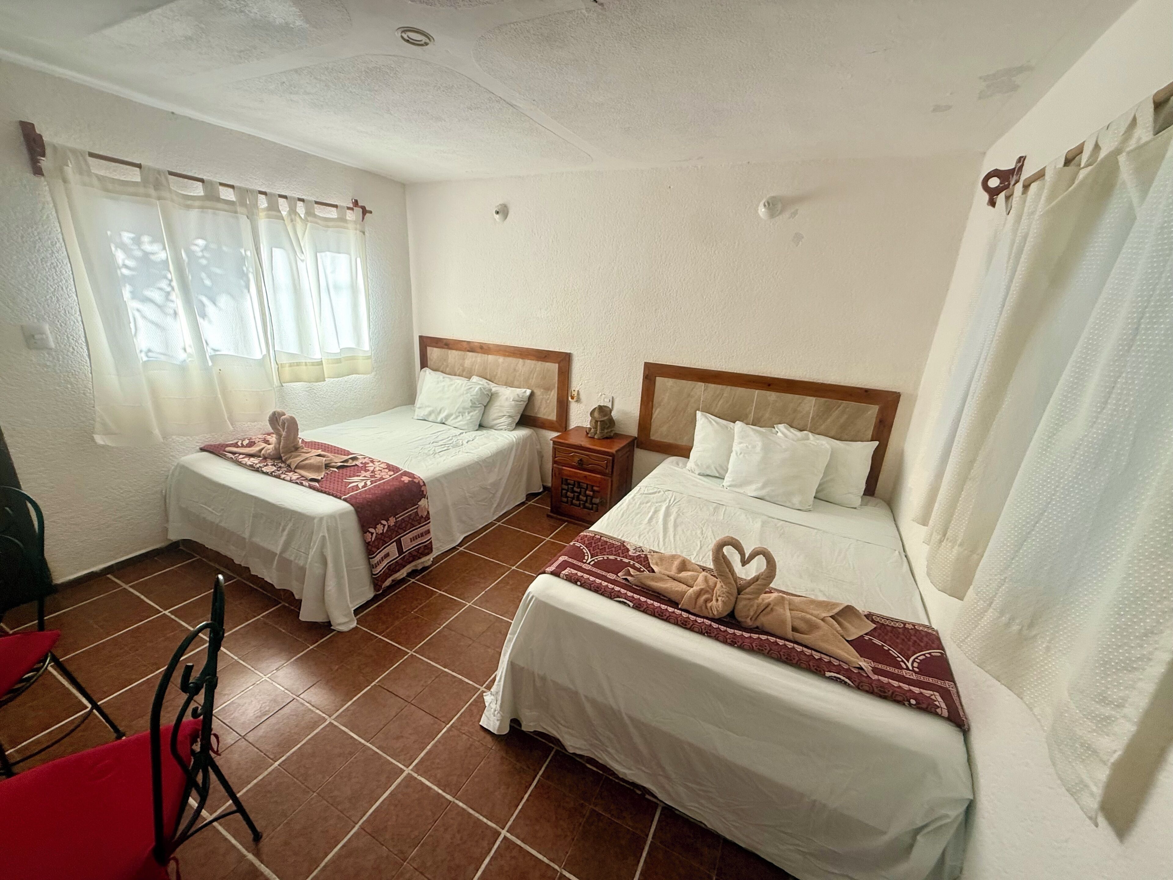 Habitación cuádruple Deluxe, vista al jardín | Escritorio, wifi gratis y ropa de cama 