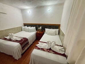 Desk, WiFi (free), bed sheets - Hotel PLAYA ZAMA' (Playa del Carmen)