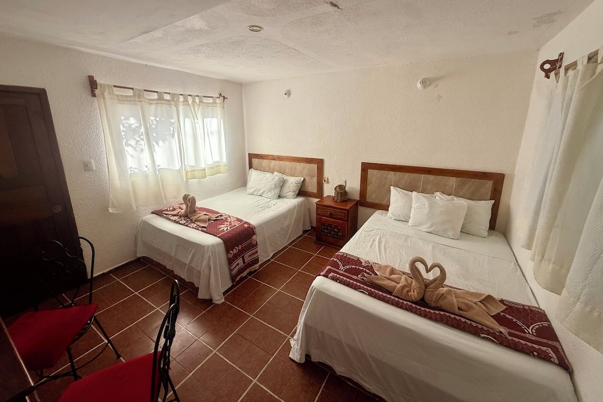 Quarto quádruplo luxo, vista para o jardim | Escrivaninha, Wi-Fi de cortesia, roupa de cama