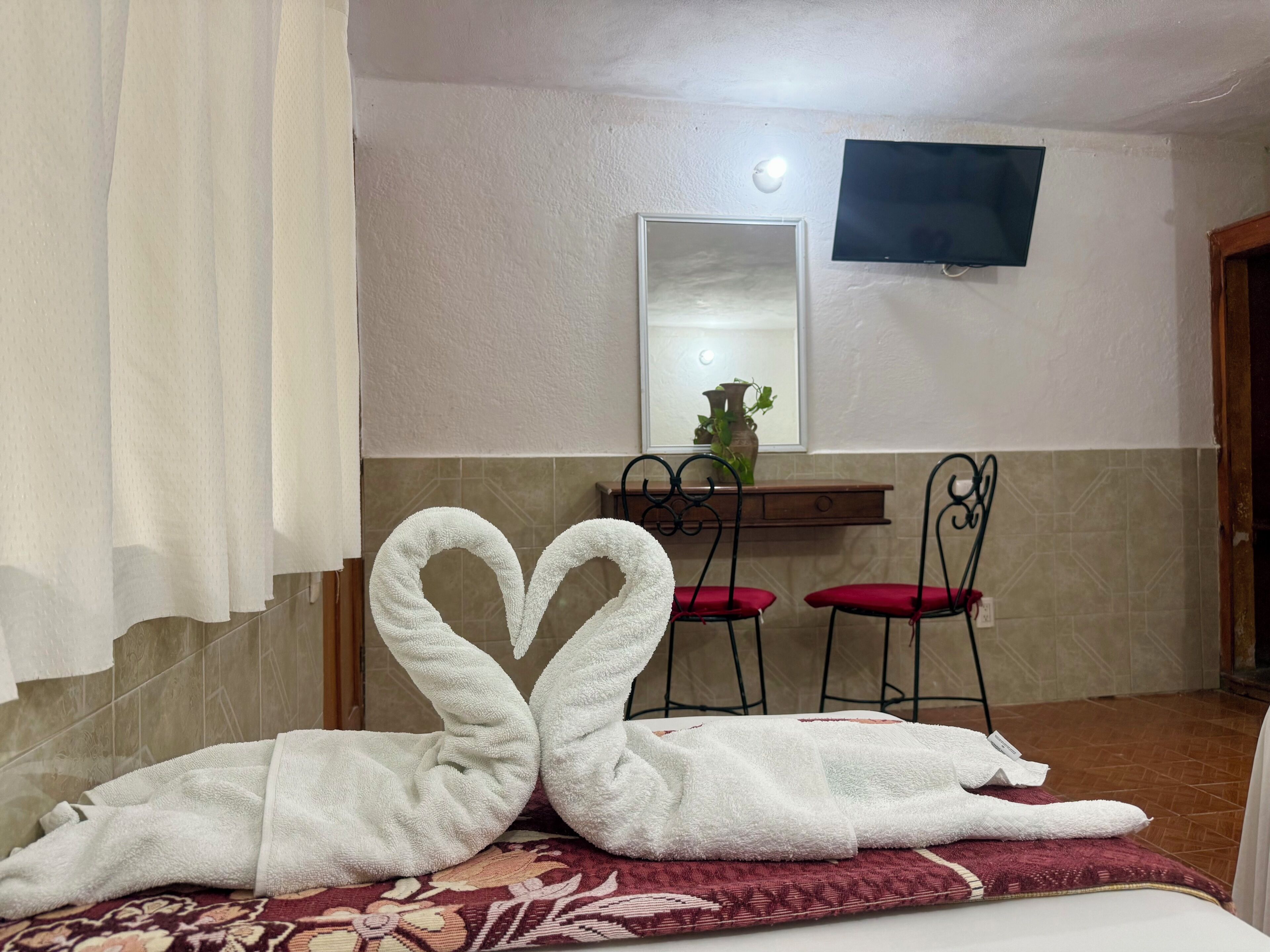 Escritorio, wifi gratis y ropa de cama 