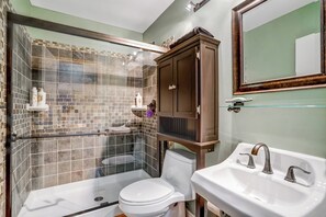 Dusche, Haartrockner, Handtücher, Seife