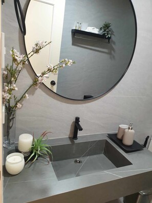 Bruser, hårtørrer, bidet, håndklæder