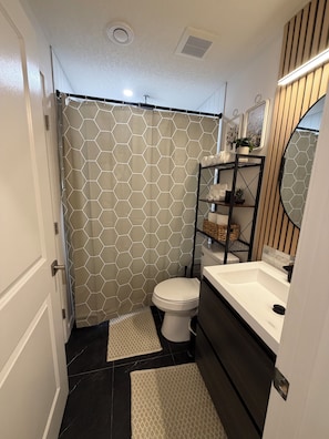 Haartrockner, Handtücher, Seife, Toilettenpapier