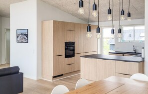 Wasserkocher mit Kaffee-/Teezubehör, Kühlschrank, Mikrowelle, Herdplatte