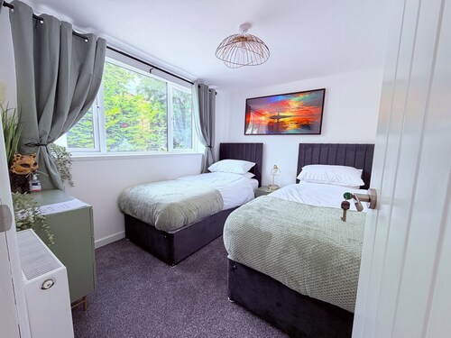 2 bedroom full referbished anex, sleeps 4. Kitchen, Cooker, fridge/freezer.