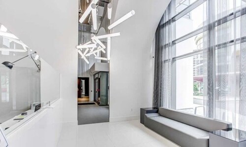 Vibrant Toronto Retreat: Gym, BBQ & Rooftop Views