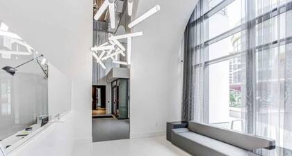 Vibrant Toronto Retreat: Gym, BBQ & Rooftop Views