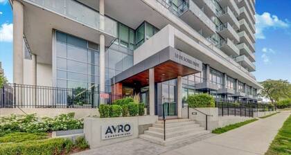 Vibrant Toronto Retreat: Gym, BBQ & Rooftop Views