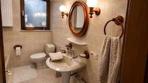 Haartrockner, Handtücher, Seife, Toilettenpapier