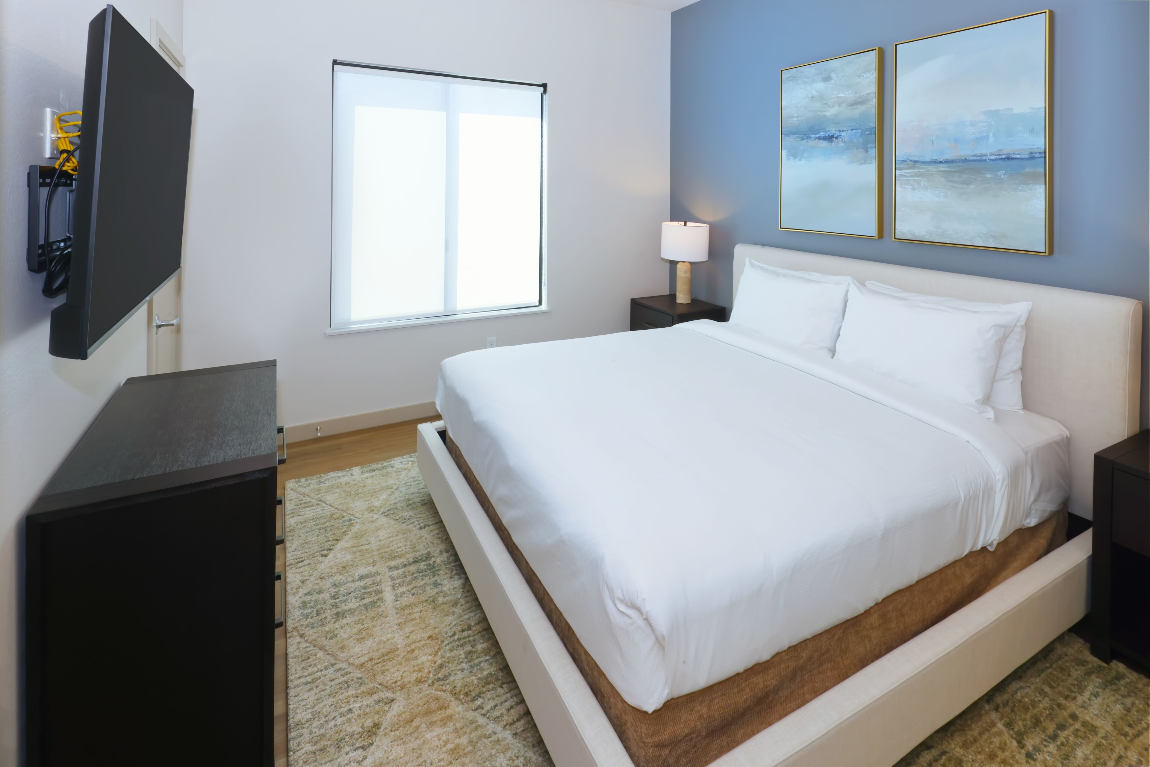 Iron/ironing board, WiFi, bed sheets