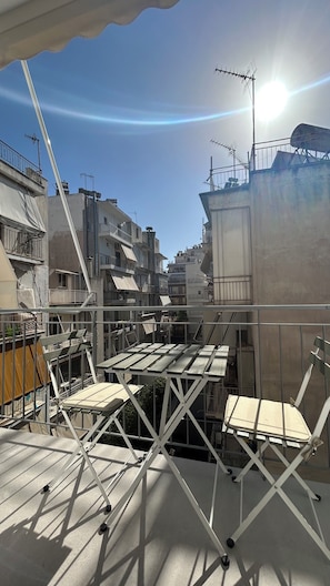 Outdoor dining - Modern Bright 1BR next to Pasalimani & Marina Zeas (Pireas)