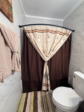 Hair dryer, towels, soap, toilet paper - Peaceful tranquility 2-bedroom house with AC in friendly Blytheville (Blytheville)