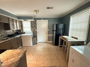 Private kitchen - Peaceful tranquility 2-bedroom house with AC in friendly Blytheville (Blytheville)