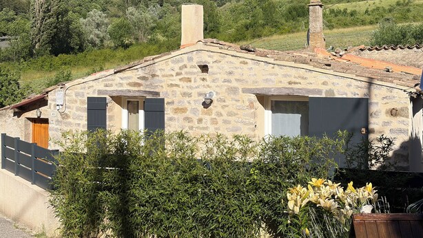 A stone building with two windows, a chimney, and a number '40' sign. - Getaway in the Baronnies: House with a Terrace (Chaudebonne)
