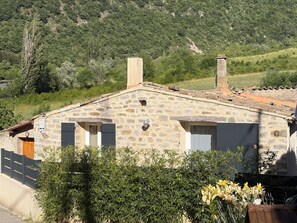 A stone building with two windows, a chimney, and a number '40' sign. - Getaway in the Baronnies: House with a Terrace (Chaudebonne)