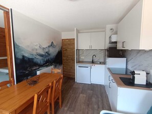 Private kitchen - Apartment for 4–6 people – 100 m from the CENTER STATION – ESF – at the base of the slopes (Valmeinier)