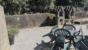 Outdoor dining - Semi-Detached Cottage in St. Ferréol-le-Lac / Vacation at the Foot of the Montagne Noire (Revel)
