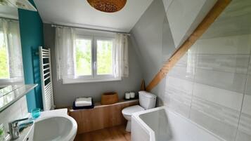 Haartrockner, Handtücher, Seife, Shampoo
