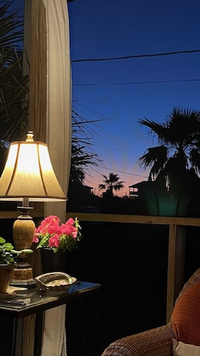 Molly’s Cottage - Golf Cart Included -Dog Friendly Beach - Walk to the Gulf