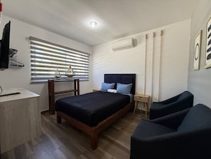 Een bureau, een strijkplank/strijkijzer, wifi, beddengoed
