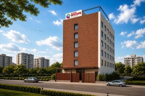 Un edificio moderno con un letrero llamativo de Ramada Encore by Wyndham.