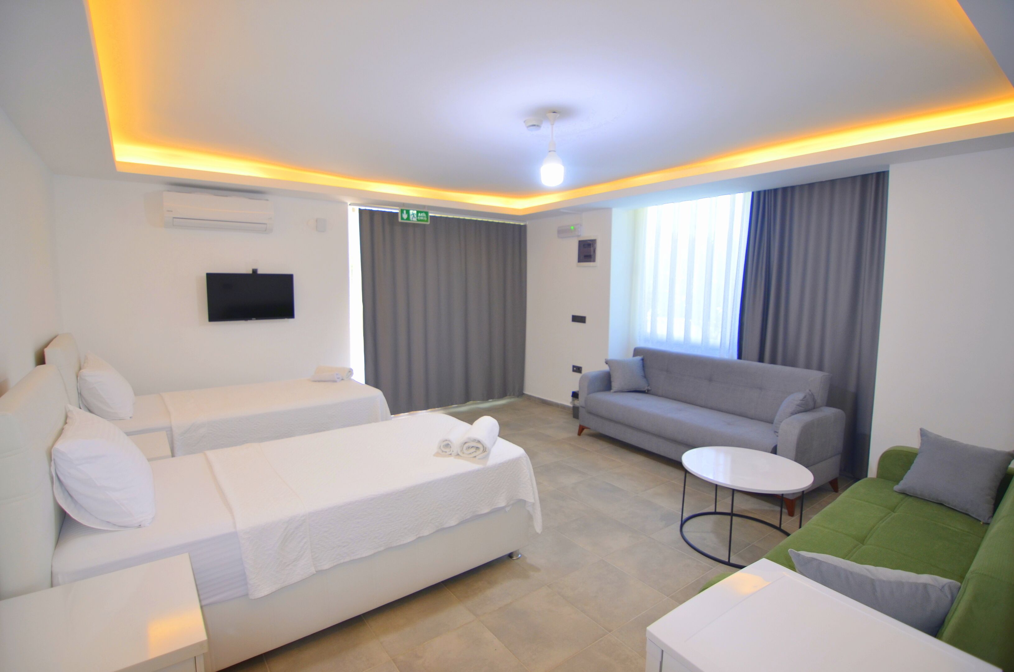 Familie vierpersoonskamer, uitzicht op de stad | Interieur