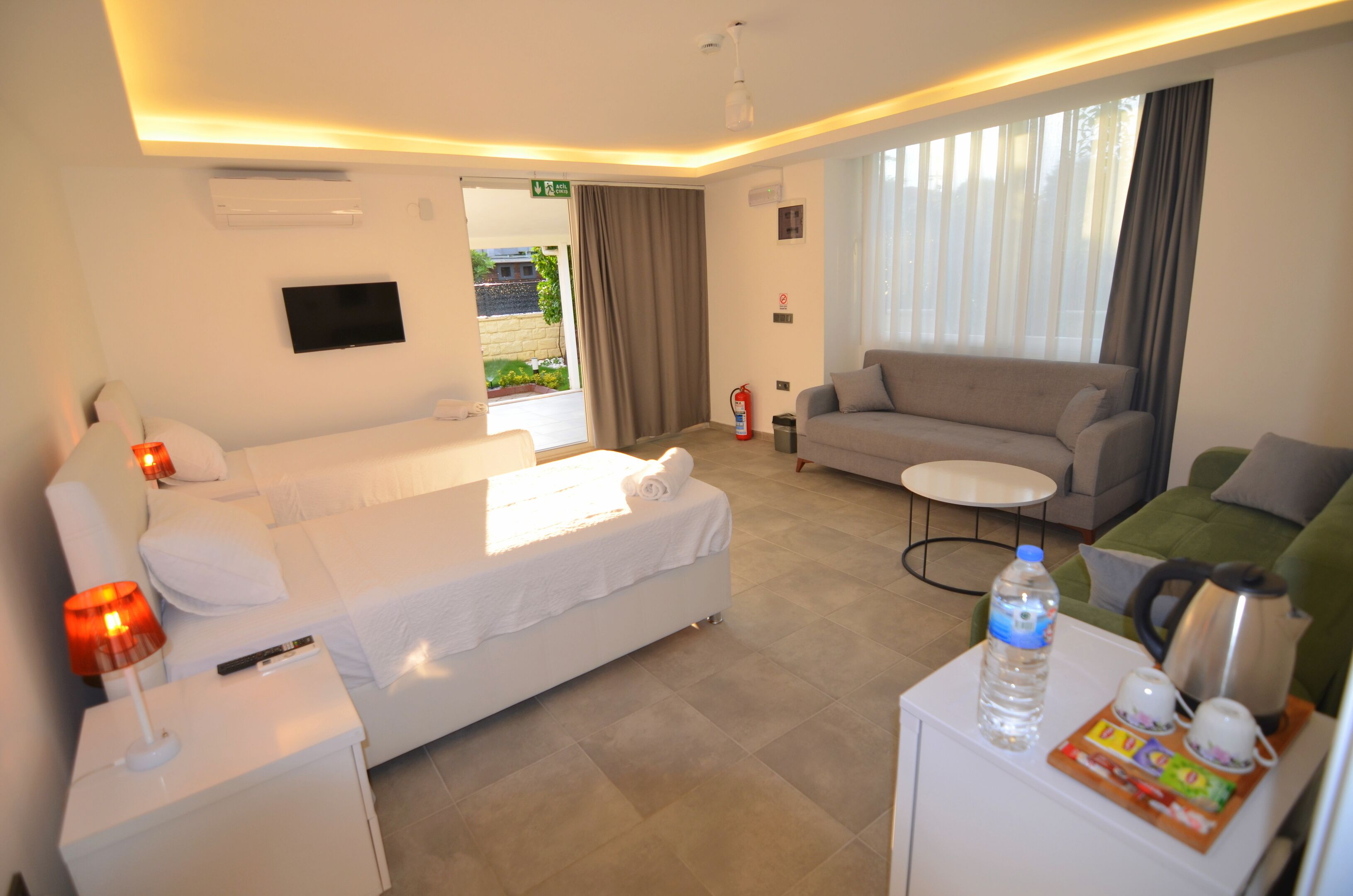 Chambre Quadruple Familiale, vue ville | Coin séjour