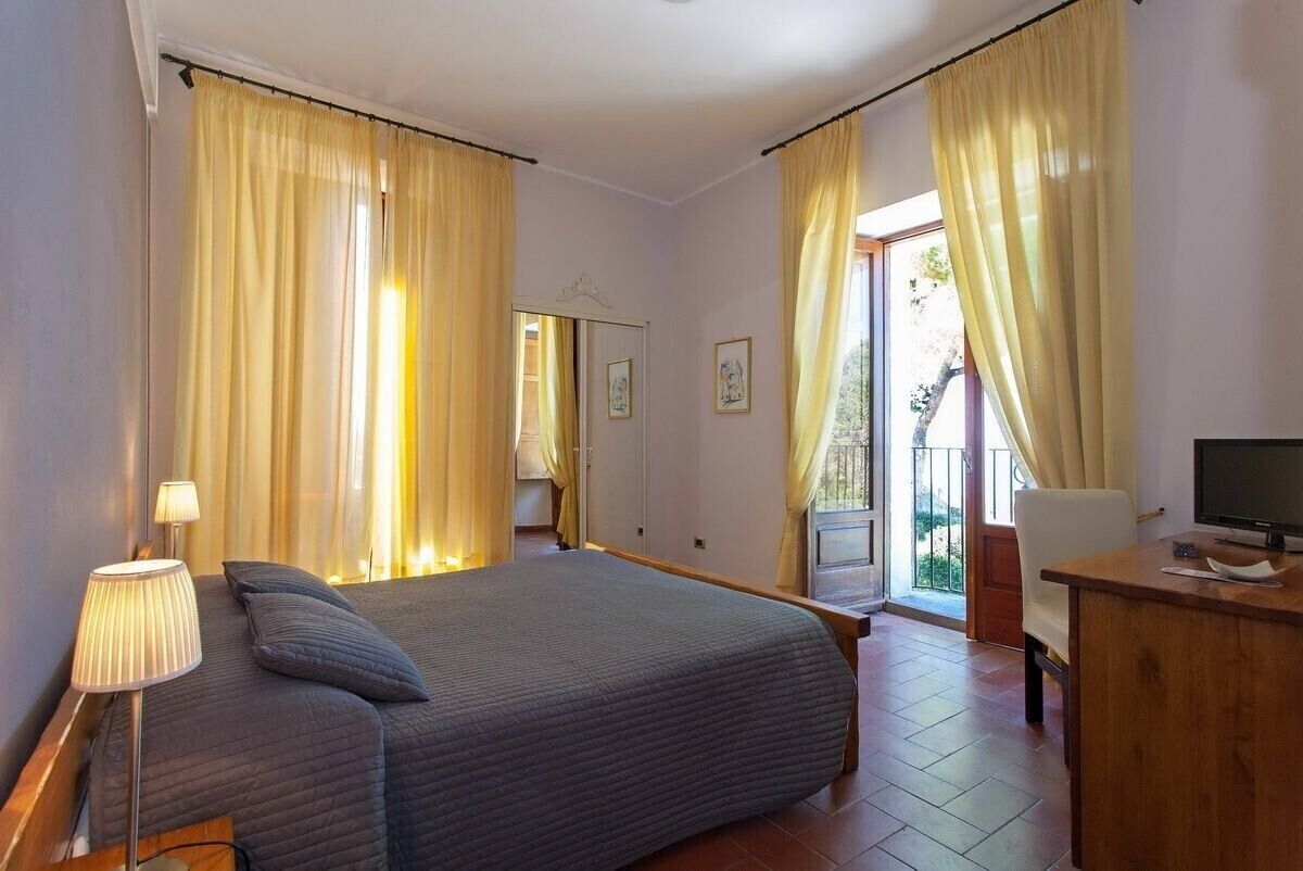 Quarto casal clássico, vista para o jardim