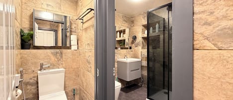 Douche, sèche-cheveux, bidet, serviettes fournies