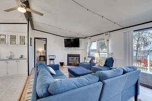 Fernseher, Kamin, Bücher