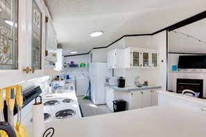 Wasserkocher mit Kaffee-/Teezubehör, Kühlschrank, Mikrowelle, Ofen
