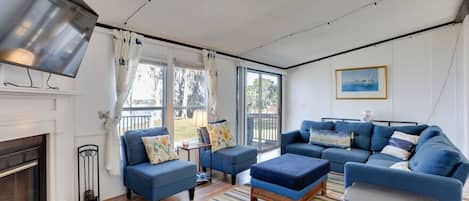 Televisión, chimenea y libros