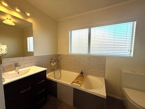 Shower, towels, toilet paper - Welcome to Kaihua Haven, a peaceful and tranquil home. (Taupō)
