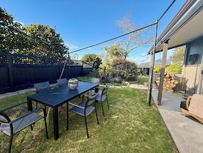 Outdoor dining - Welcome to Kaihua Haven, a peaceful and tranquil home. (Taupō)