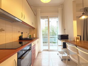 Kjøleskap, mikrobølgeovn, ovn og kokeplater