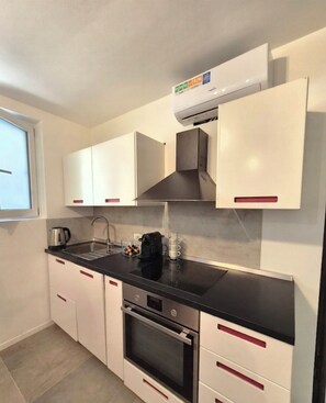 Wasserkocher mit Kaffee-/Teezubehör, Kühlschrank, Mikrowelle, Ofen