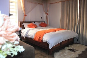 Room -  Exclusive Studios in Nairobi-kitchenette, WiFi, TV, fridge, microwave and more. (Nairobi)