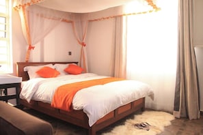 Room -  Exclusive Studios in Nairobi-kitchenette, WiFi, TV, fridge, microwave and more. (Nairobi)