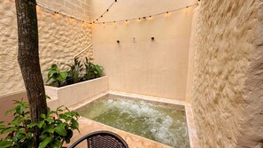 Outdoor spa tub - Nam Hotel Boutique (Medellín)