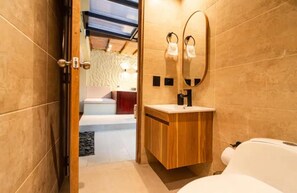 Towels, soap, shampoo, toilet paper - Nam Hotel Boutique (Medellín)