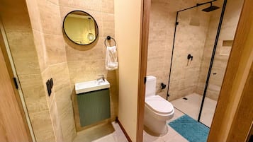 Phòng đôi Tiêu chuẩn | Phòng tắm | Máy sấy tóc, khăn tắm, xà phòng, dầu gội