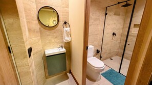 Kamar Double Standar | Kamar mandi | Pengering rambut, handuk, sabun, dan sampo