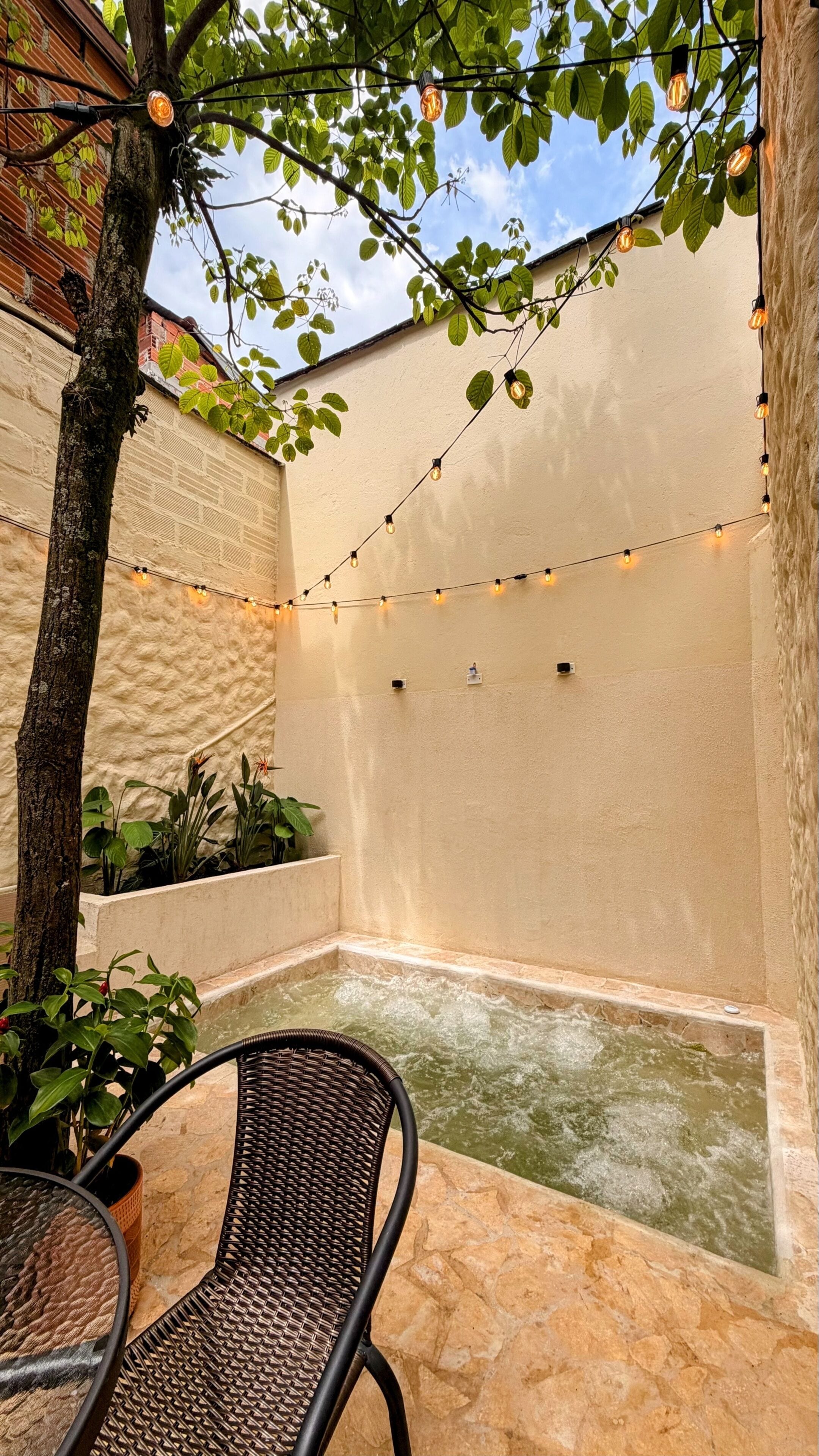 Bañera de hidromasaje al aire libre