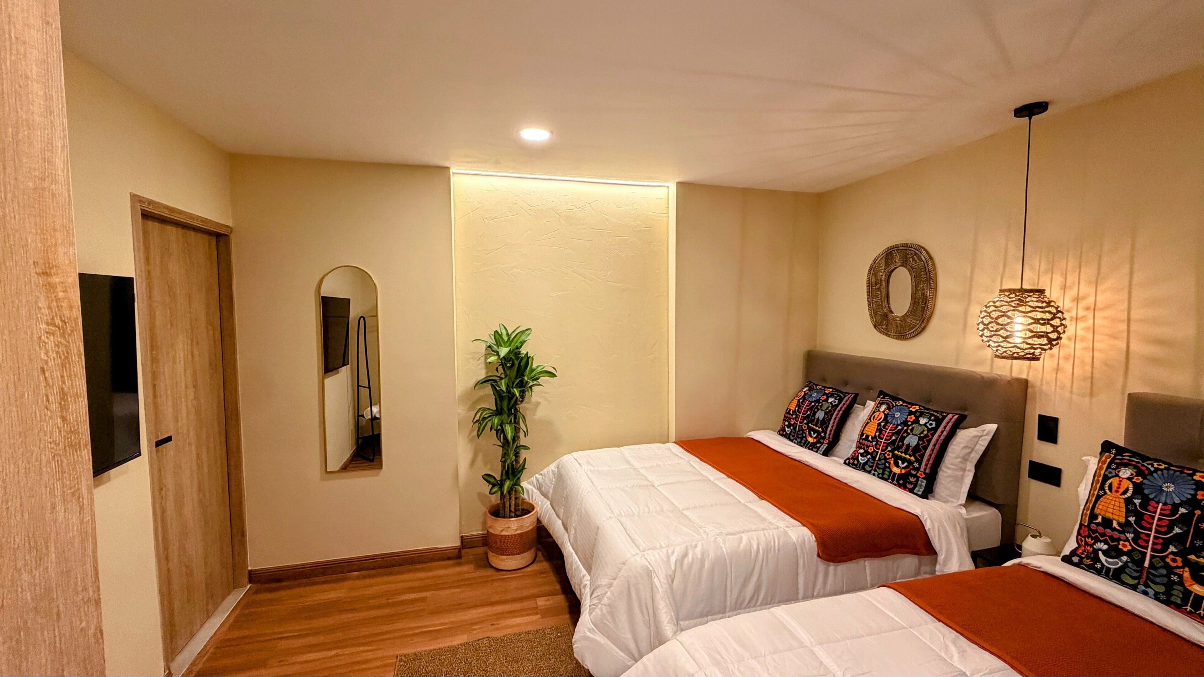 Habitación doble, 2 camas individuales | Televisión