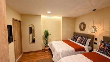 Habitación doble, 2 camas individuales | Televisión