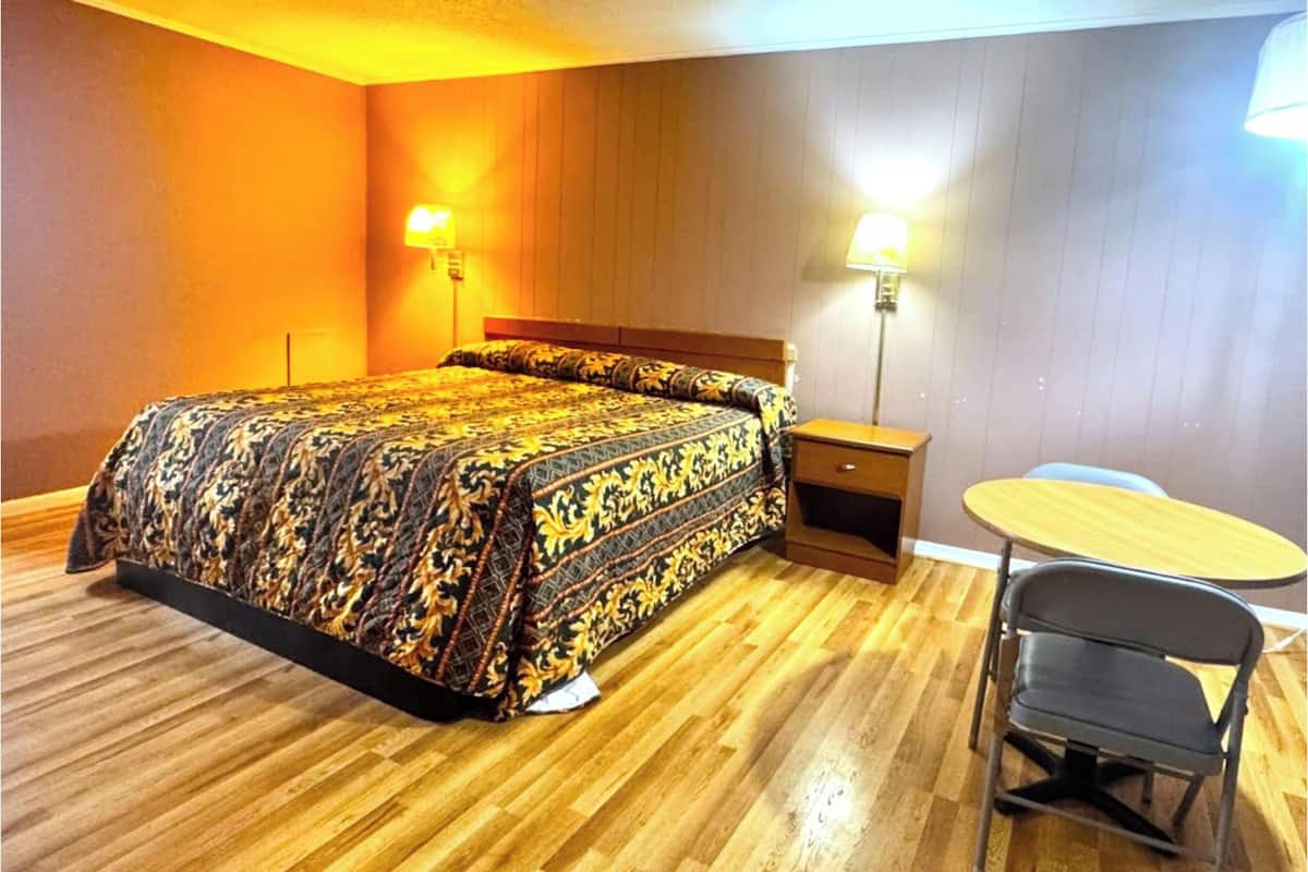 Room, 1 King Bed, Non Smoking | Desk, free WiFi, bed sheets