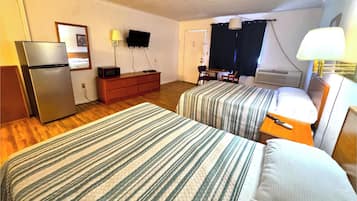 Kamar, 2 Tempat Tidur Double, Bebas Asap Rokok | Meja kerja, Wi-Fi gratis, dan seprai linen