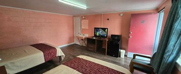 Escritorio, wifi gratis y ropa de cama 