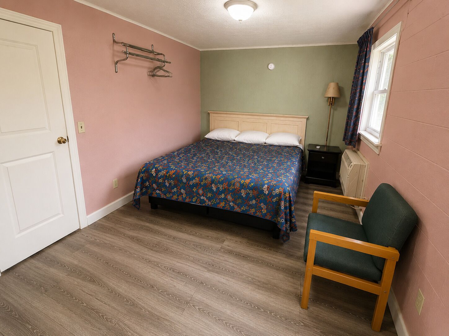 Room, 1 King Bed, Smoking | Desk, free WiFi, bed sheets