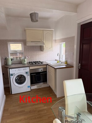 Private kitchen - Charming 2 bedroom house in Shipley (Bradford, Shipley)
